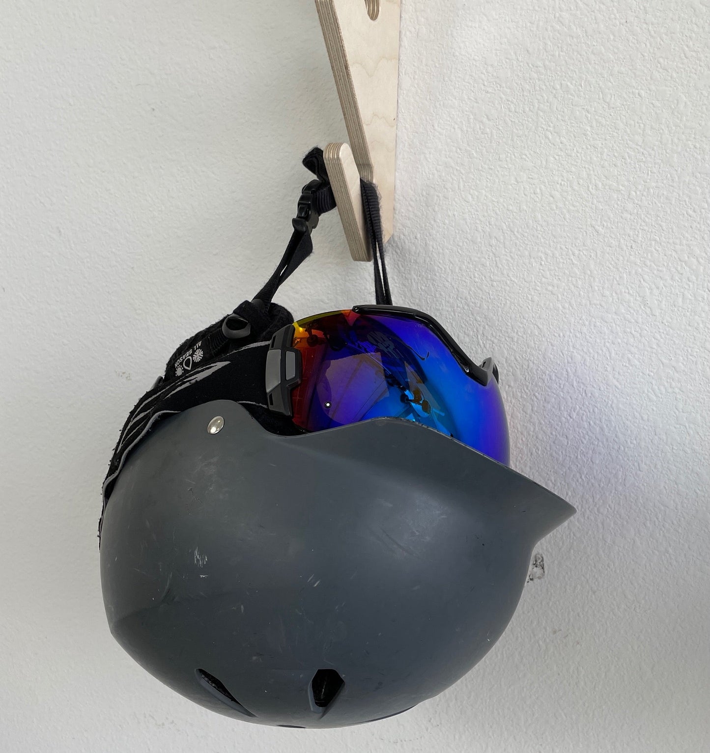 SLOTTED SNOWBOARD WALL STORAGE RACK