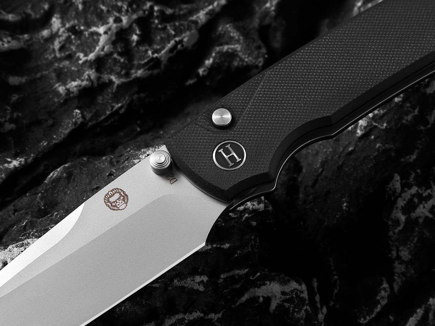 The Loyalist Folding Pocket Knife Giftset for Men and Women (Sand and Black)