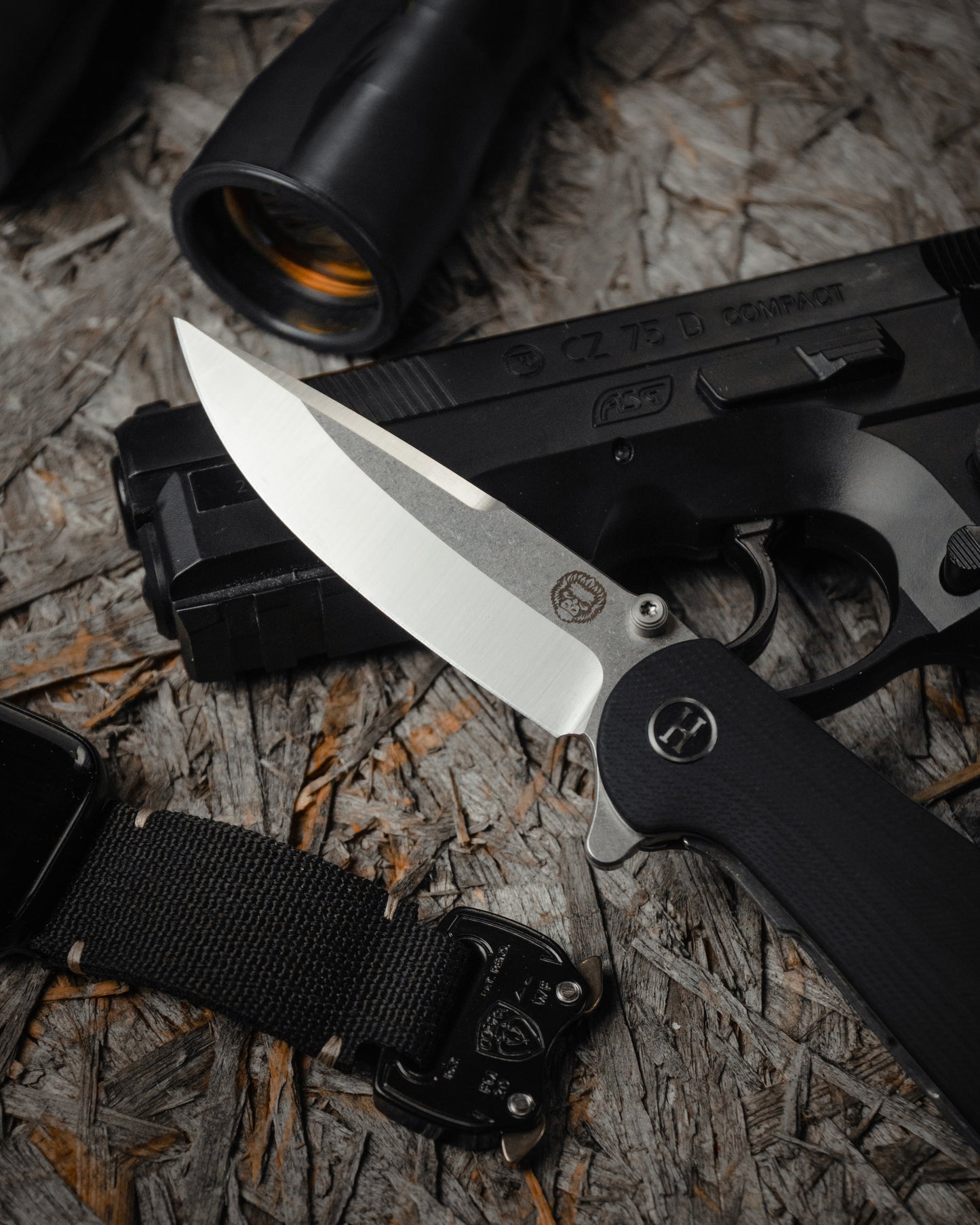 The Straight Back Folding Pocket Knife Giftset for Men and Women (Silver and Black)