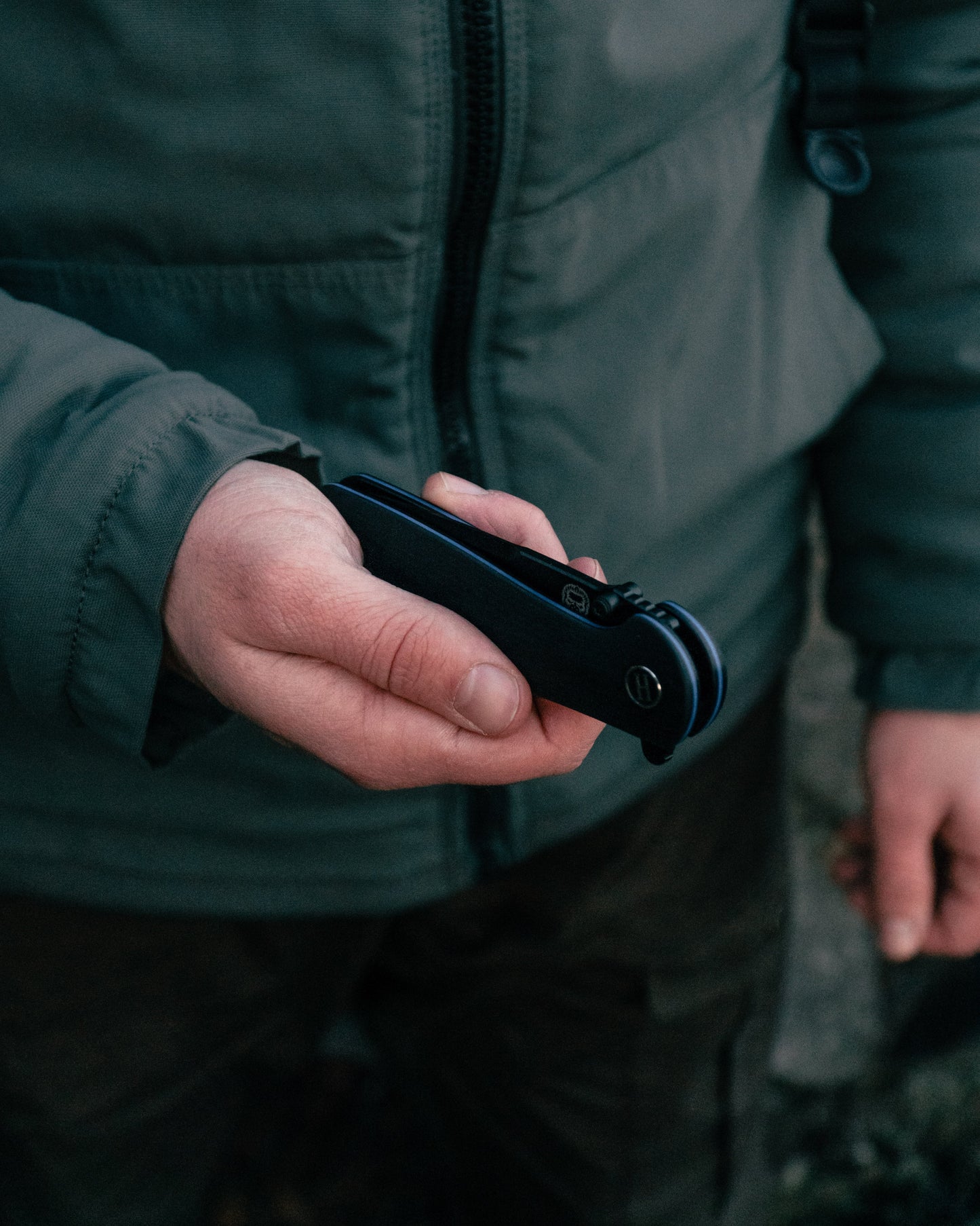 The Straight Back Folding Pocket Knife Giftset for Men and Women (Black and Blue)